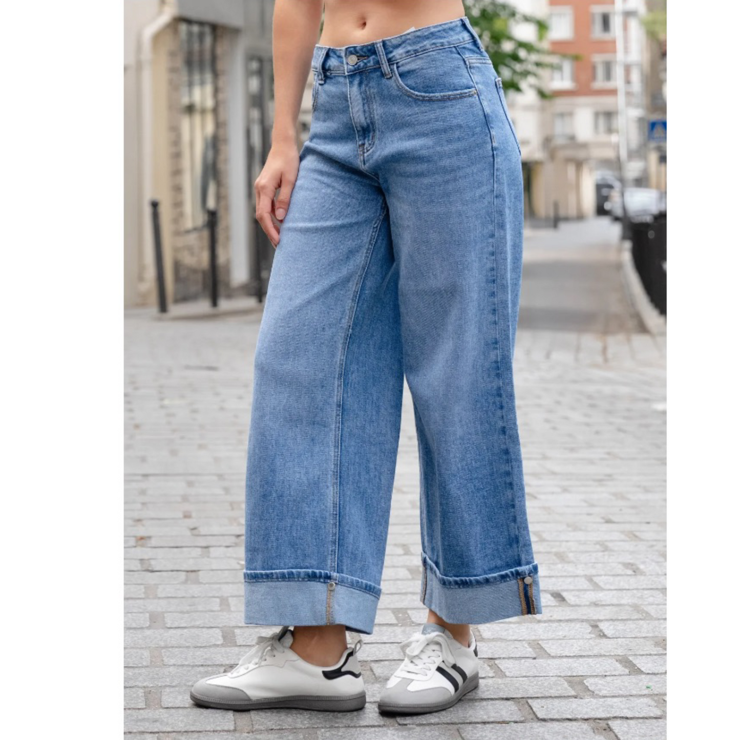 Turn-Up Hem Wide Leg Denim Jeans – Light Blue Wash