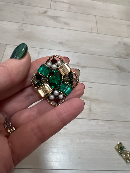 Vintage Style Brooch Green/ & Red