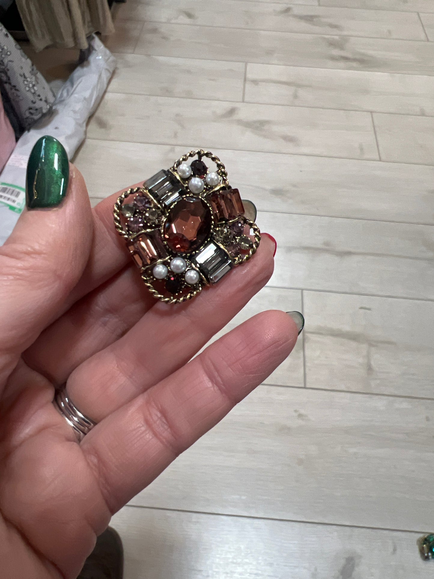 Vintage Style Brooch Wine & Pearl