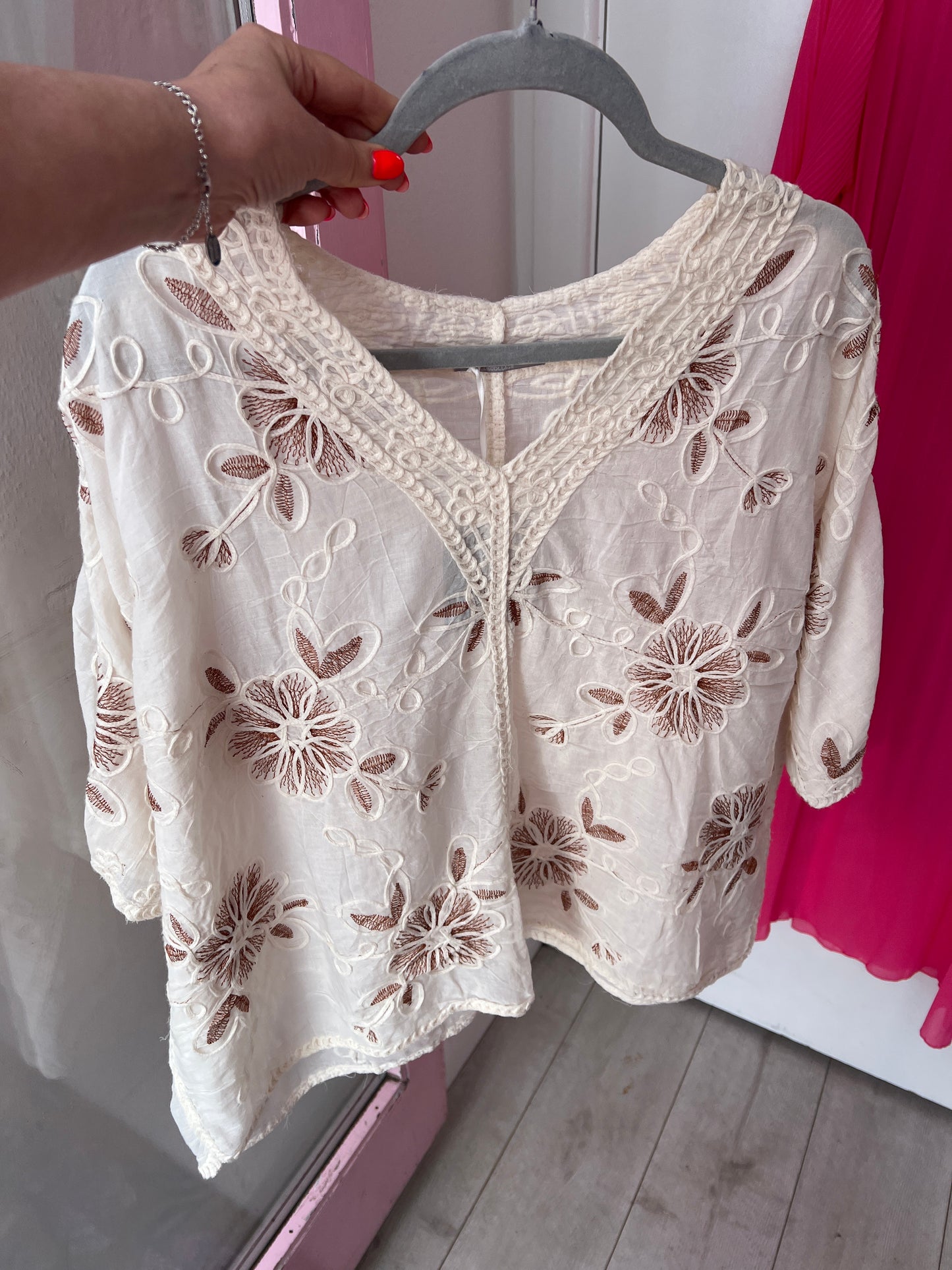 DECK Cream & Brown Embroidered Floral Top (One Size)