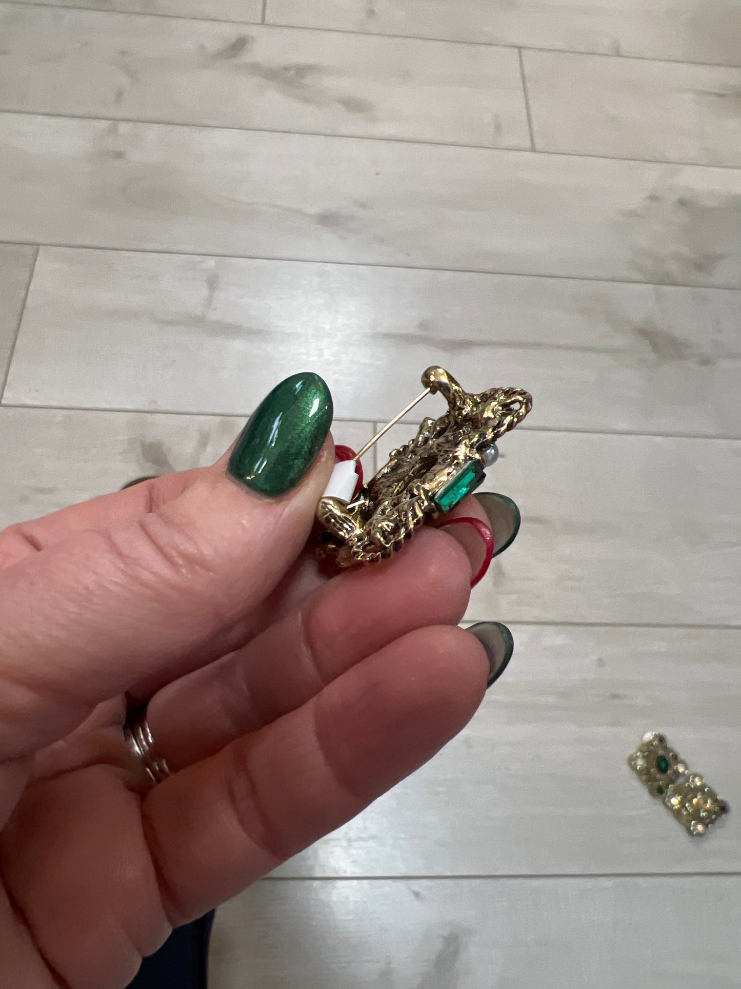 Vintage Style Brooch Green/ & Red