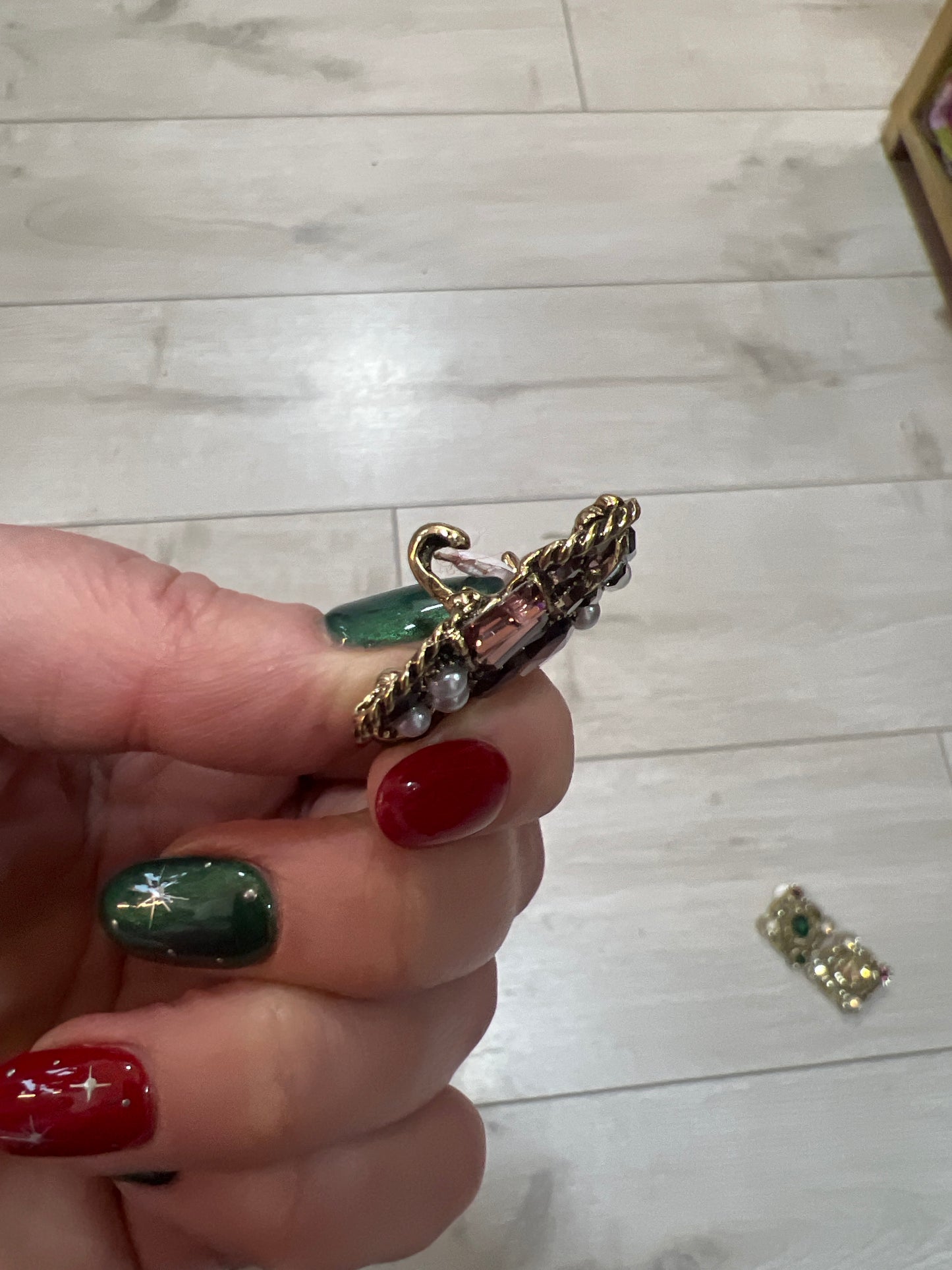 Vintage Style Brooch Wine & Pearl