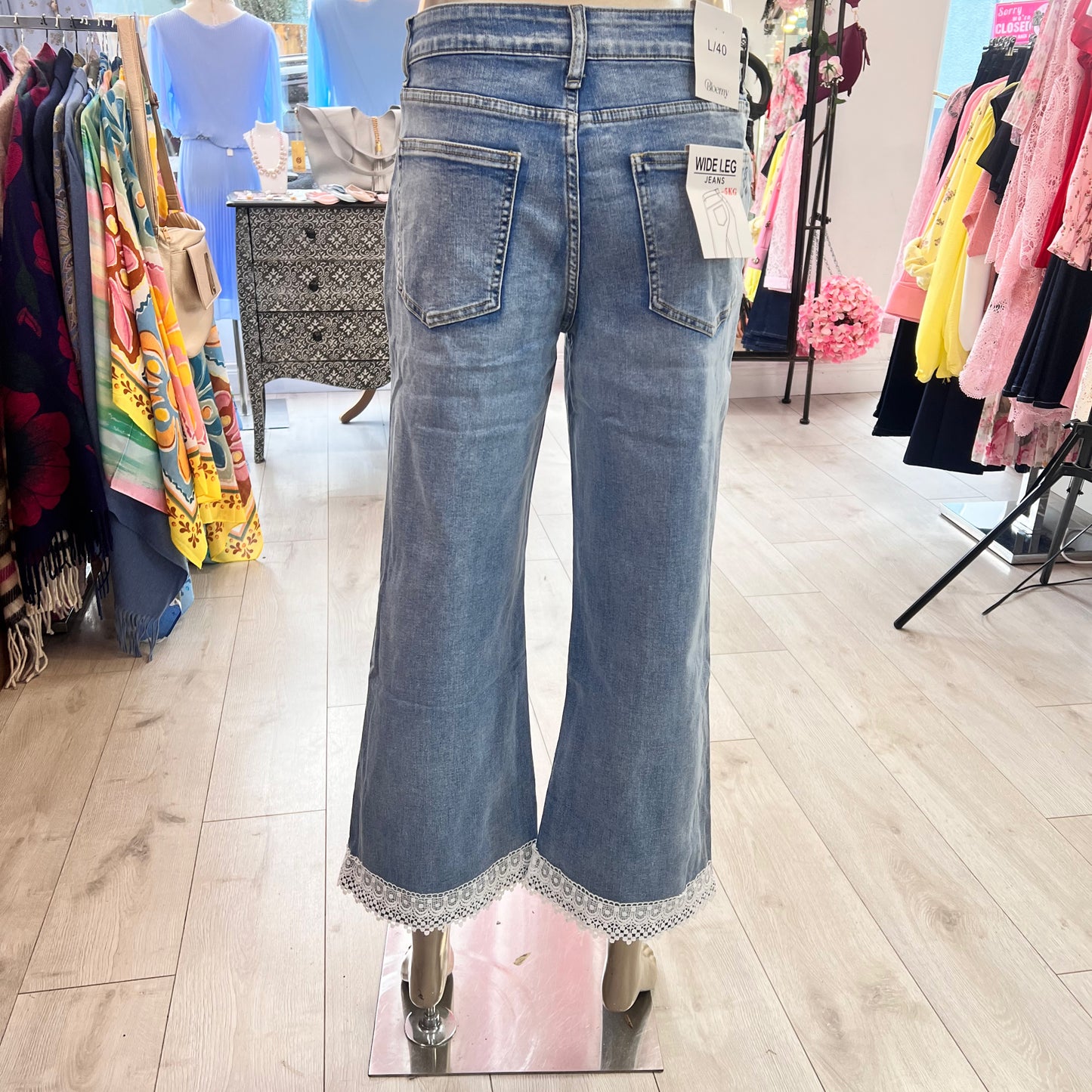 Lace Hem Flare Denim Cropped Jeans (Size 6)