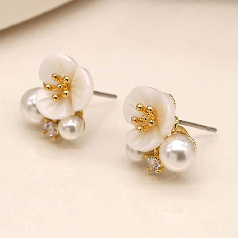 POM Faux gold plated flower pearl cluster studs