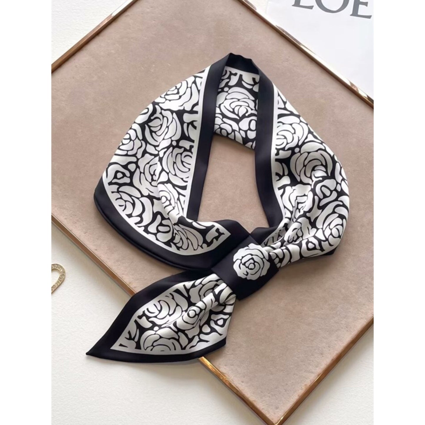 Lightweight Pull Through Neckscarf Black & White Flowers